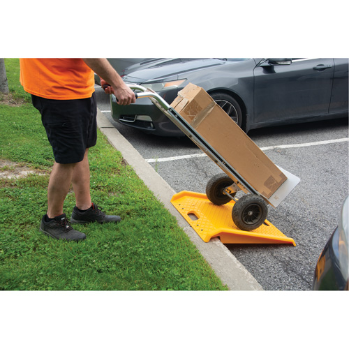 MP740 Rampe de trottoir portable en poly pour diable, Capacit&eacute; de 1000 lb, 27" la x 27" lo
