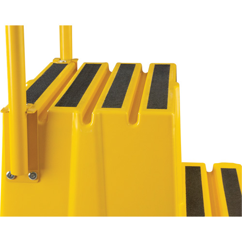 MQ030 Escabeau industriel, 4 marches, 44" x 22-1/4" x Hauteur 65-1/8"