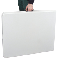 ON601 Table se pliant en deux, Rectangulaire, 72" l x 30" la, Poly&eacute;thyl&egrave;ne, Blanc